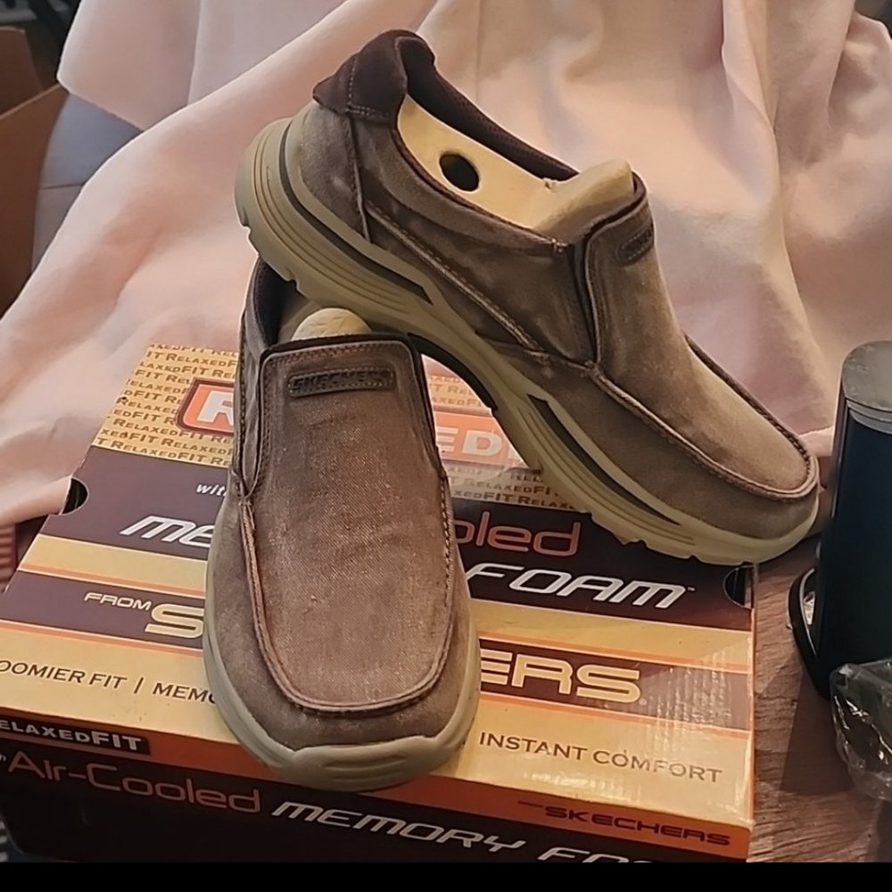 9.5 Skechers Relaxed Fit, Air Cooled, Memory Foam, Vintage Brown, Roomier Fit, N